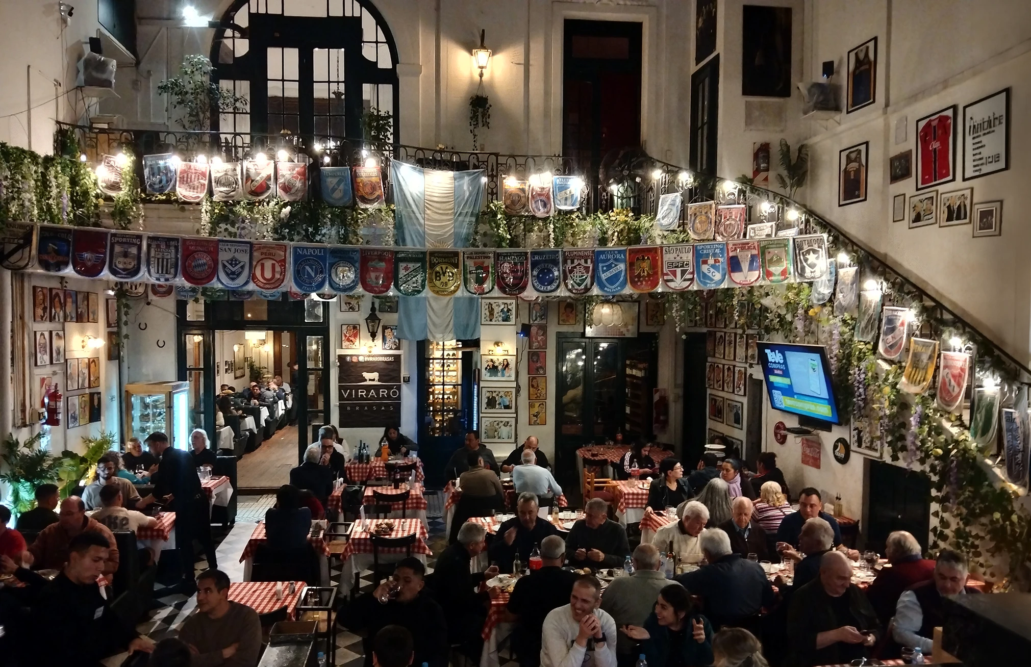Mesa abundante de comida en Viraró Bodegón